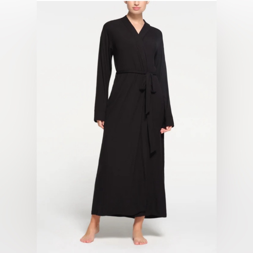 SKIMS soft lounge robe in Onyx